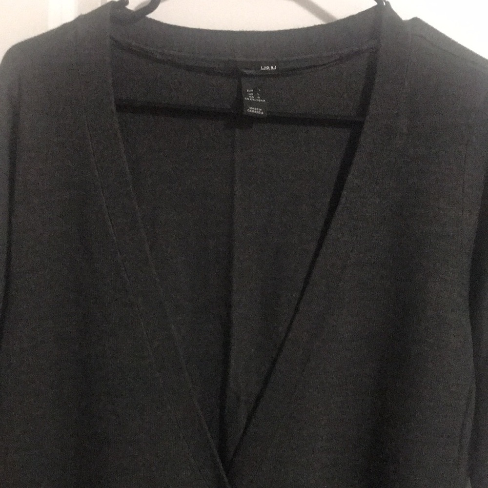H&M V neck cardigan Heather grey w front pockets. Size L